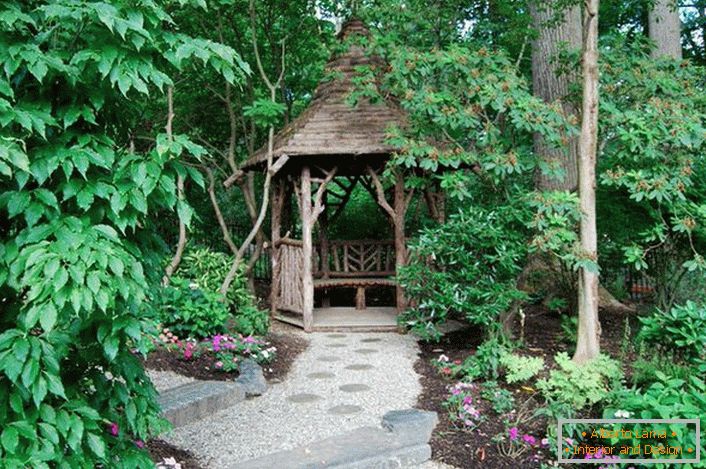 Dichte Vegetation um einen kleinen Pavillon im Stil des Chalets macht die Atmosphäre magisch und geheimnisvoll. 
