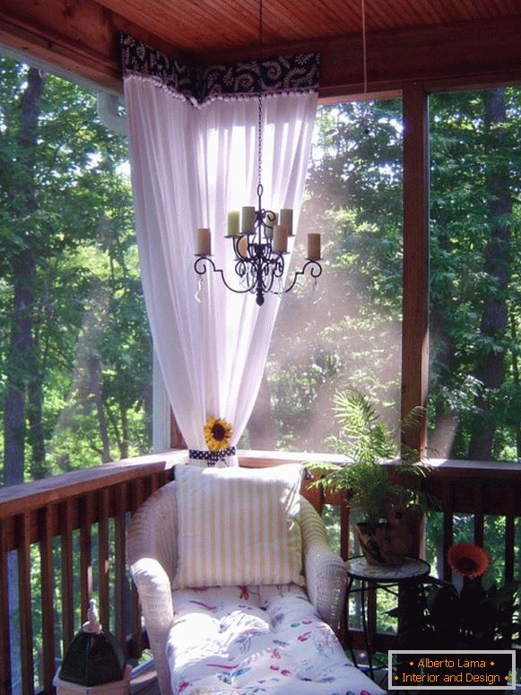 Schönes Design der Veranda im rustikalen Stil