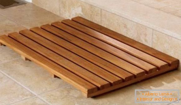 Holzgitter auf dem Boden im Badezimmer