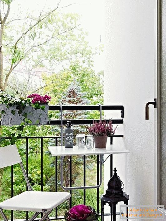 Gemütliche Veranda auf einem kleinen Balkon