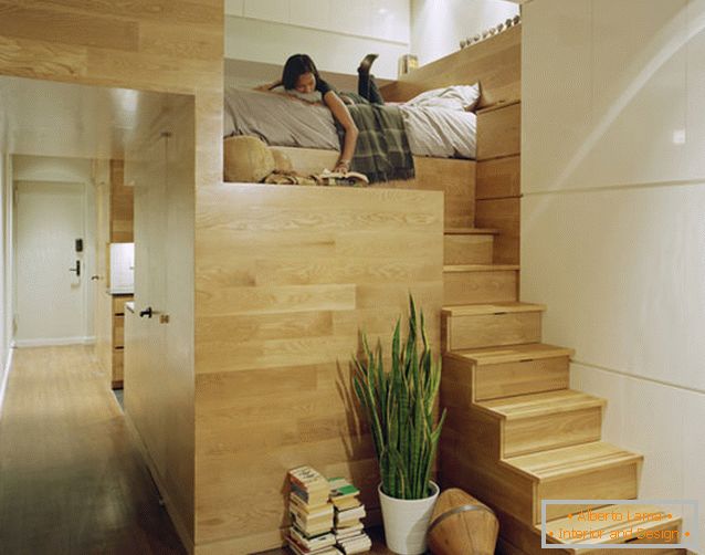 Zweistöckiges Bett in einer rechteckigen Wohnung mit einem Fenster
