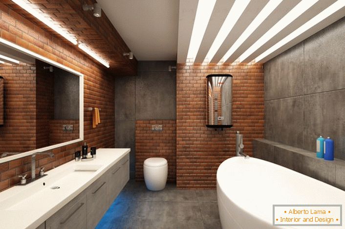 Die Simulation von Mauerwerk im Badezimmer im Loftstil wird harmonisch mit schneeweißen Möbeln kombiniert.