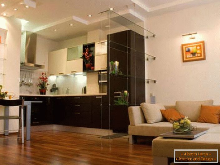 Das Projekt eines Apartment-Studios von 40 qm ist aus der Berechnung der Praktikabilität geplant. Zwischen der Küche und dem Wohnzimmer gibt es keine Trennwände, die es erlauben, den Raum zu erweitern und ihn leichter zu machen. 