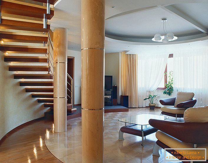 Ein geräumiges, helles Wohnzimmer unter einer Treppe in einer zweistöckigen Wohnung. 