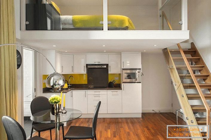 Das kleine Apartment auf 2 Ebenen ist im minimalistischen Stil eingerichtet.