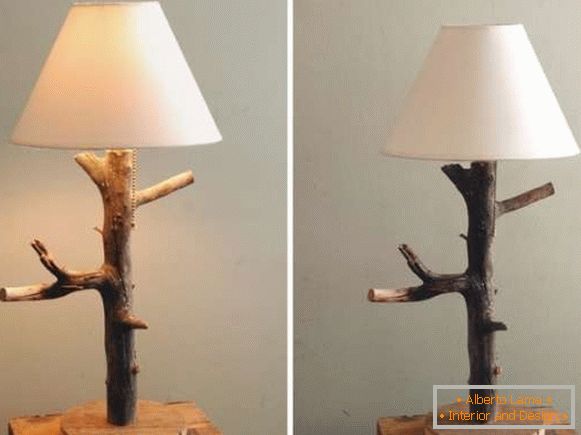 Hausgemachte Tischlampe aus Holz - Foto