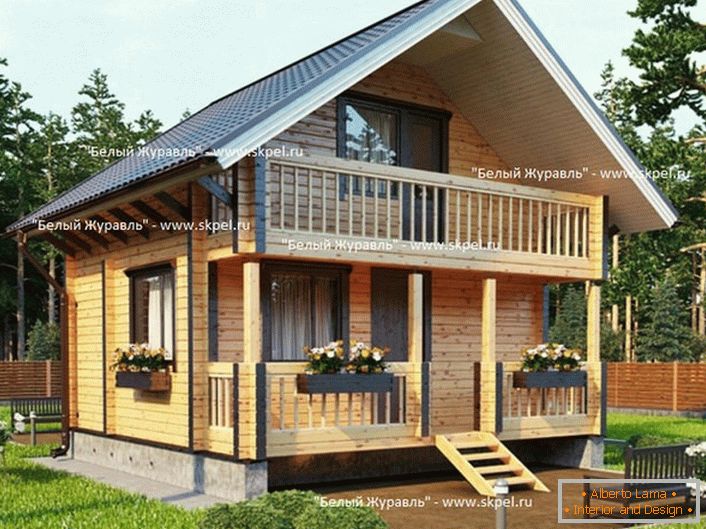 Das Haus ist aus Schichtholz mit einer Terrasse und einem großen Balkon. Das KB-1-Projekt.