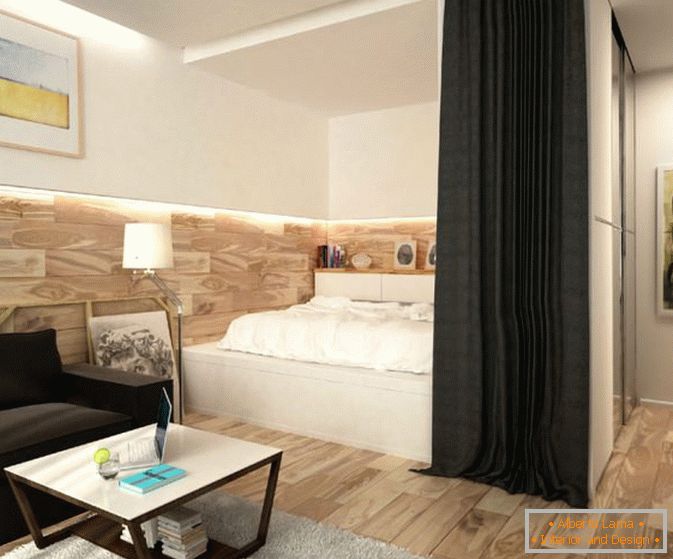 Ein Schlafzimmer hinter einem Vorhang in einem kleinen Studio-Apartment