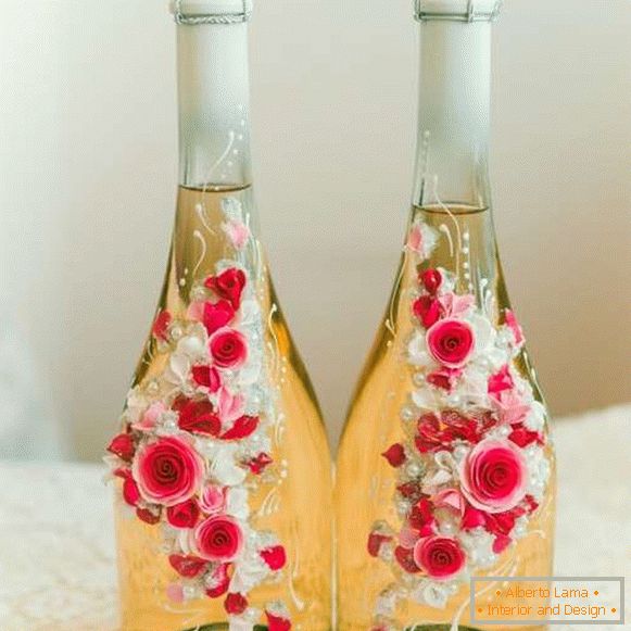 Wie man eine Flasche Champagner für eine Hochzeit mit Blumen verziert