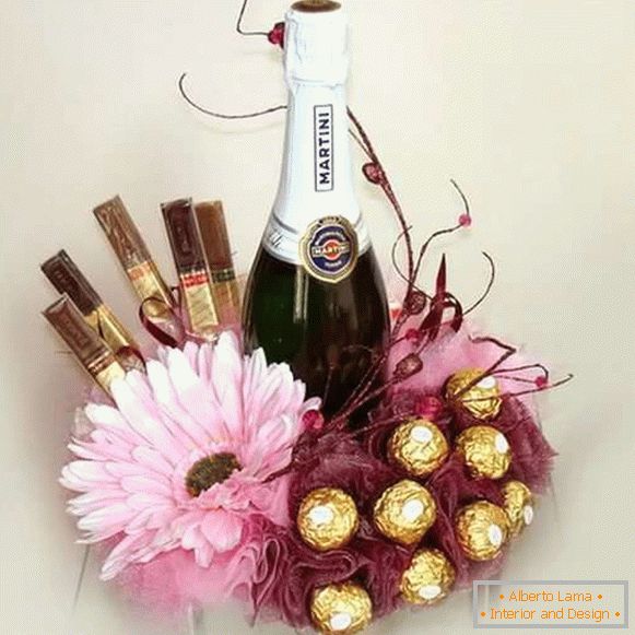 Dekor einer Flasche Champagner mit Süßigkeiten und Blumen - Foto