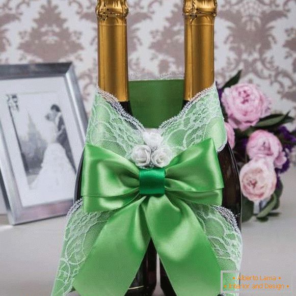 Dekor einer Flasche Champagner mit eigenen Händen mit Satinbändern