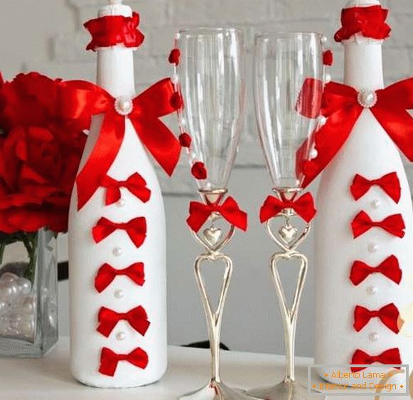 Dekor einer Flasche Champagner für eine Hochzeit mit Bändern und Perlen