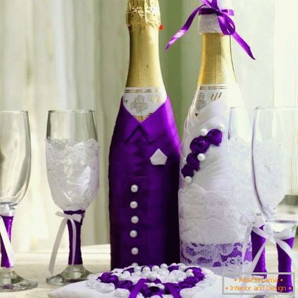 Dekoration von Flaschen Champagner für die Hochzeit - die Braut und der Bräutigam