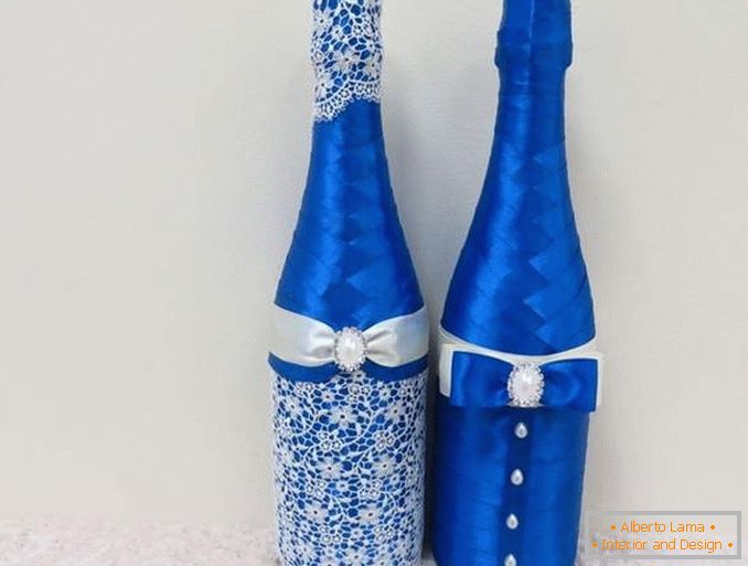 Dekorieren Flaschen mit Bändern für eine Hochzeit und für einen anderen Anlass