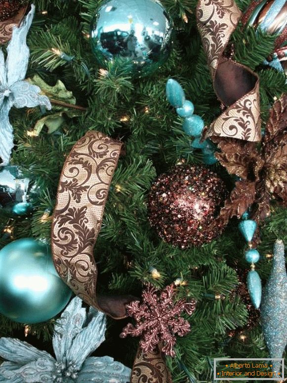 Modische Dekoration eines Weihnachtsbaumes