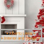 Weißer Weihnachtsbaum mit roten Bällen und Lametta