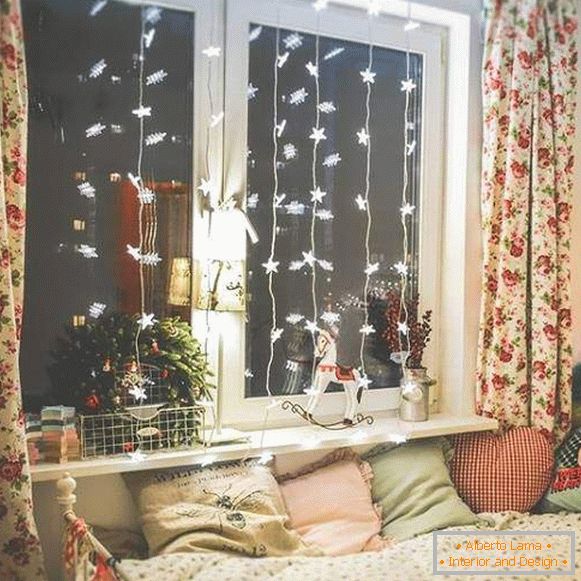 Fensterdekoration für das neue Jahr mit LED-Leuchten