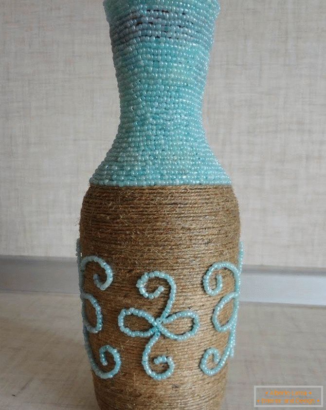 Dekoration einer Vase aus Bindfäden und Perlen