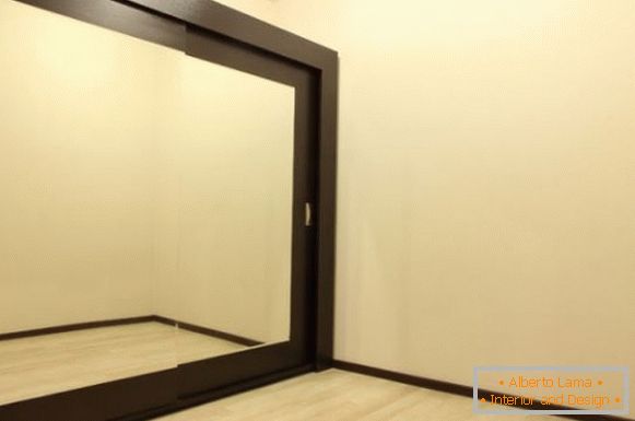 Einbauschrank mit Spiegeltüren und Holzverkleidung