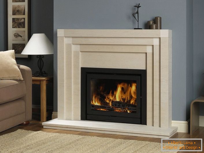 Im Wohnzimmer erfüllt der Kamin mit Flammenimitation nicht nur eine dekorative Funktion. In der kalten Jahreszeit heizt es den Raum auf.