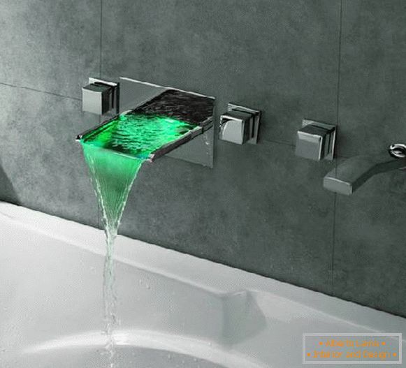Wasserhahn auf der Spüle im Badezimmer, Foto 21