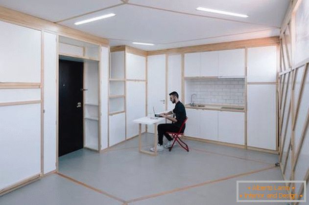Arbeitsbereich in einer Wohnung mit beweglichen Wänden
