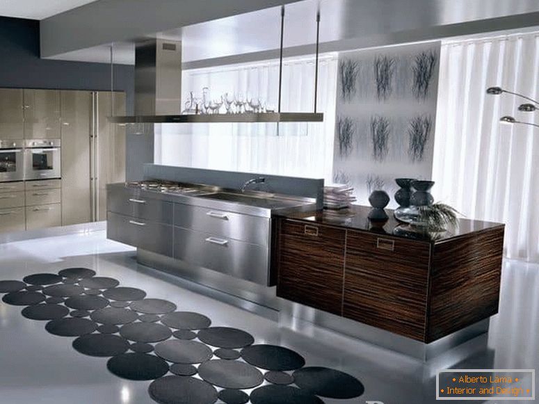 Küche in High-Tech-Stil kombiniert mit Holz und Metall