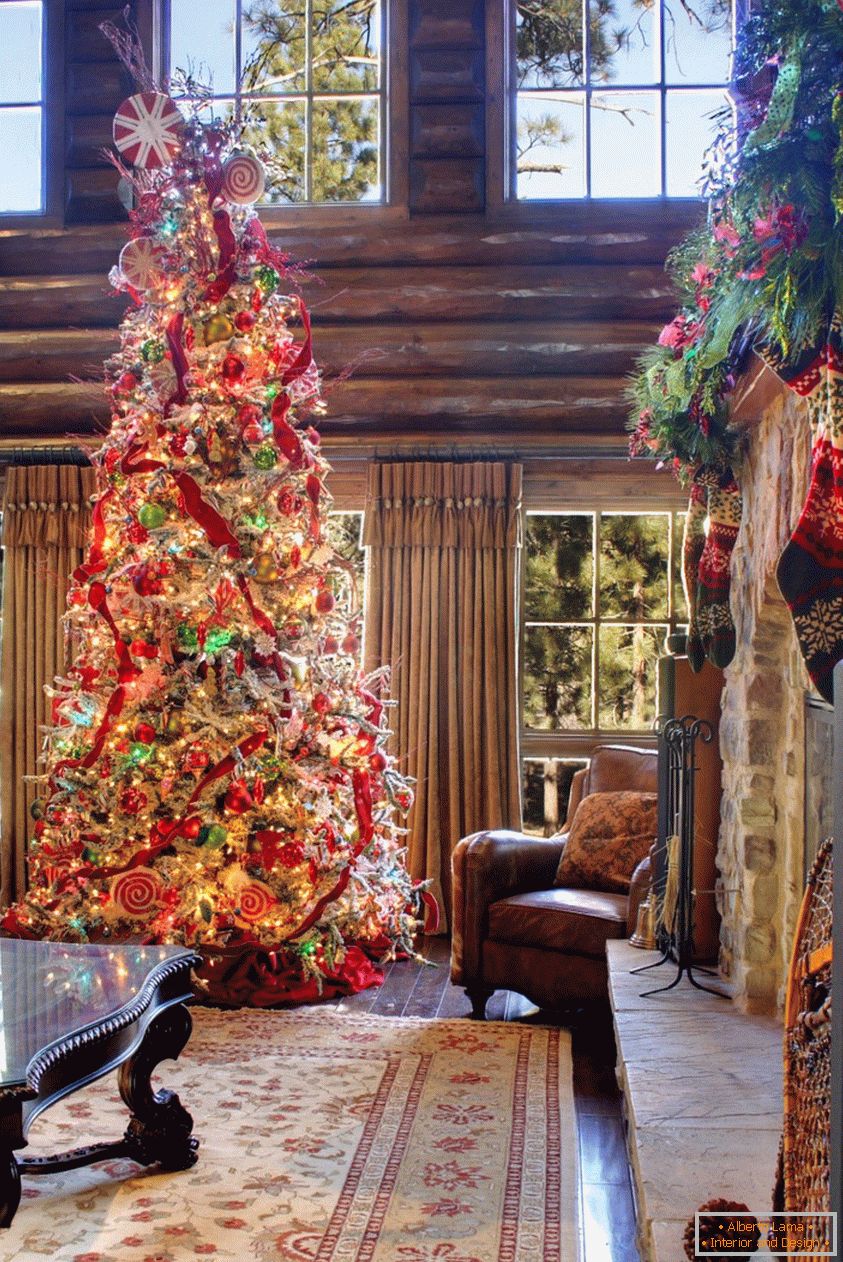 Ein riesiger Weihnachtsbaum mit Glasspielzeug verziert