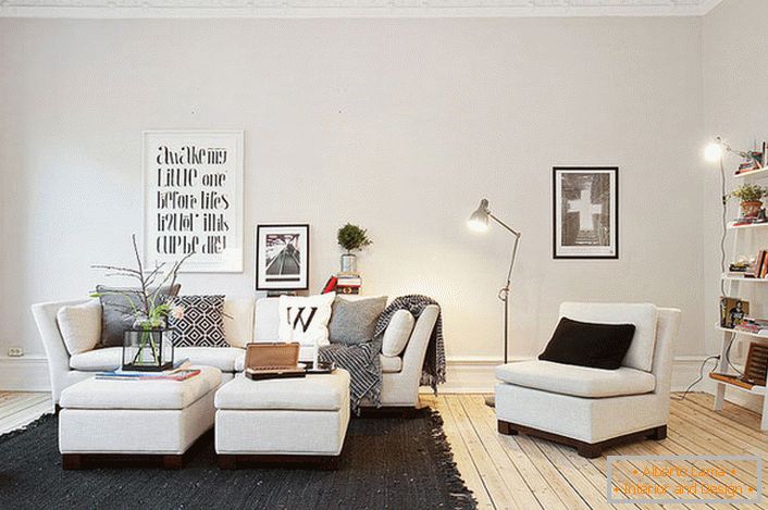 Der skandinavische Stil im Interieur besticht durch Einfachheit und Zurückhaltung. Ruhige, sanfte Farben sind ideal für die Einrichtung des Wohnzimmers. 