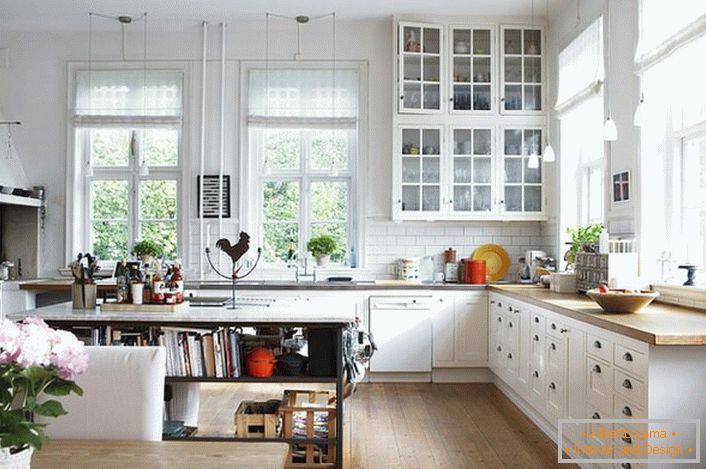 Eine geräumige Küche im skandinavischen Stil sollte so leicht wie möglich sein. Priorität hat das Tageslicht, daher ist die Küche mit großen Fenstern mit Holzrahmen ausgestattet. 