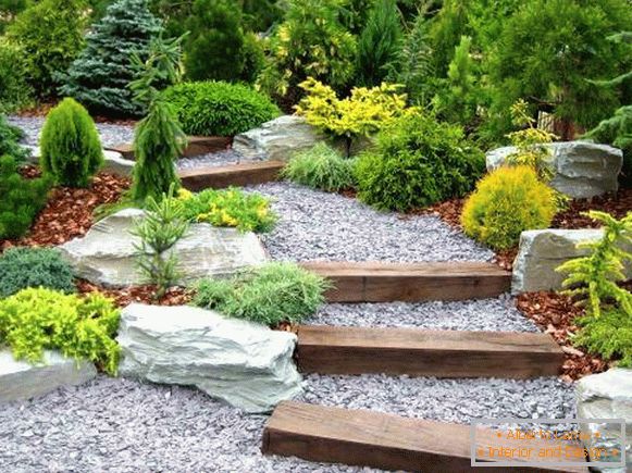 Wege aus Stein im Garten im Zen-Stil