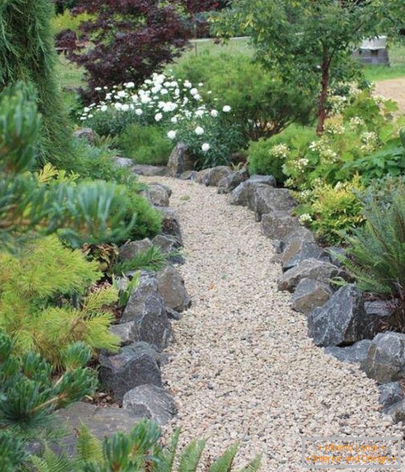 Schicke Grenze für Gartenwege aus Steinen