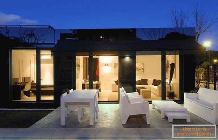 Das stilvolle Design des modularen Hauses sieht organisch mit einem richtig entworfenen Hof aus. 