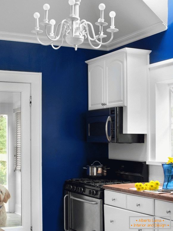 Küche mit strahlend blauen Wänden
