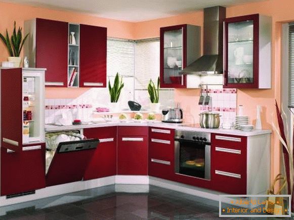 Küche mit pfirsichfarbenen Wänden