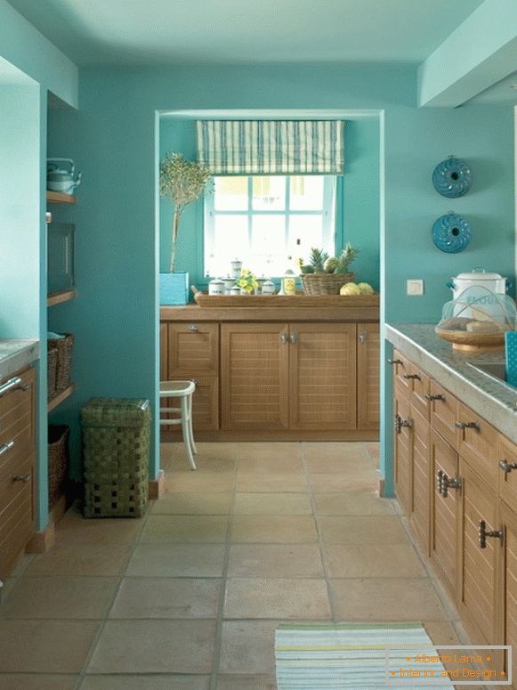 Küche mit blauen Wänden und Decke
