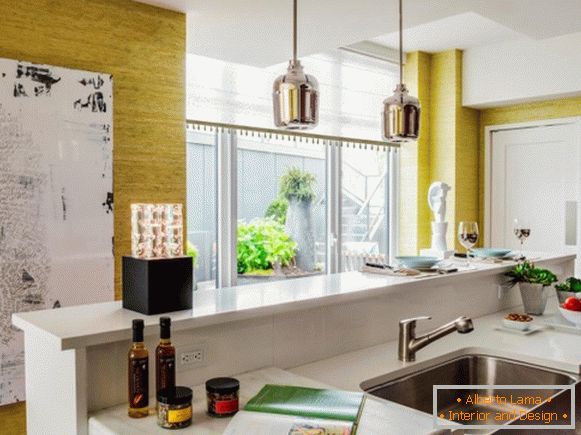 Küche mit strukturierten gelben Wänden