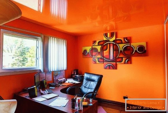 Heller Innenraum mit einer Spanndecke der orange Farbe