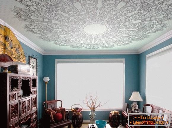 Design eines Raumes mit einer blauen Spanndecke mit einem gedruckten Musterfoto 2016