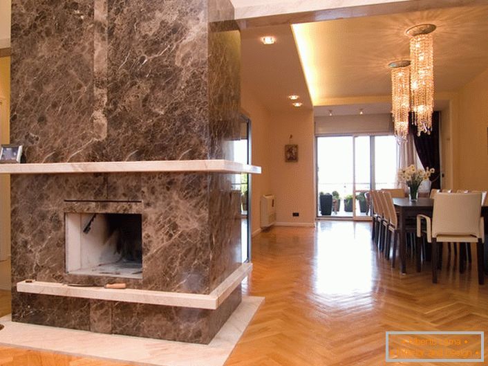 Der Kamin ist in der Halle einer Landpension mit Marmor ausgekleidet.