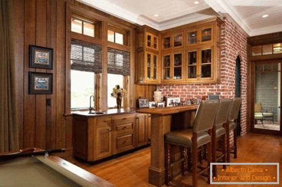 Küchendesign mit Backsteinmauer- und Holzordnung