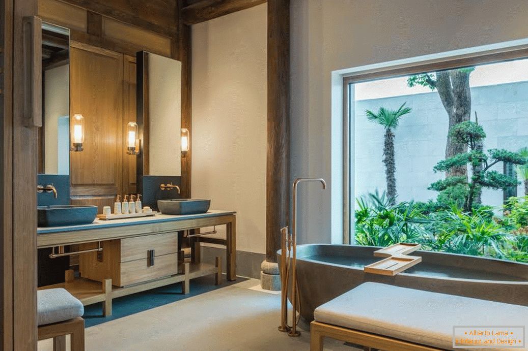 Badezimmer im orientalischen Stil mit einem großen Fenster