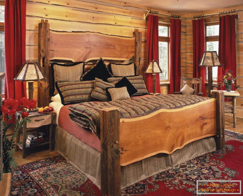 Super-Tisch-Lampen-und-fantastisch-Bett-in-rustikalen-Schlafzimmer-Ideen-mit-traditionellen roten Teppich