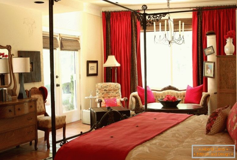 Traditional-Master-Schlafzimmer-Möbel-mit-roten-Vorhang-Antik-Spiegel-und-Tisch-Lampe-einzigartige-Fliesen-Bodenbelag-Best-Light-gelb-Wand-Malerei-Farbe-Lounge-Stühle-klassisch-elegant- Design-Ideen