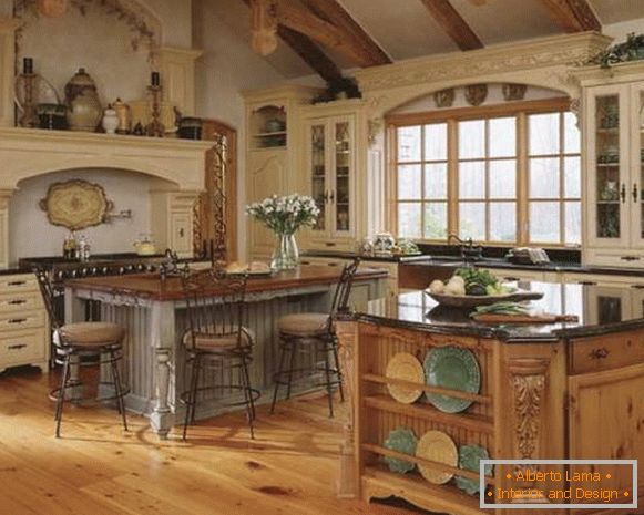Klassischer Stil der Alten Welt im Inneren der Küche