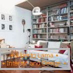 Wohnzimmer mit einer Bibliothek