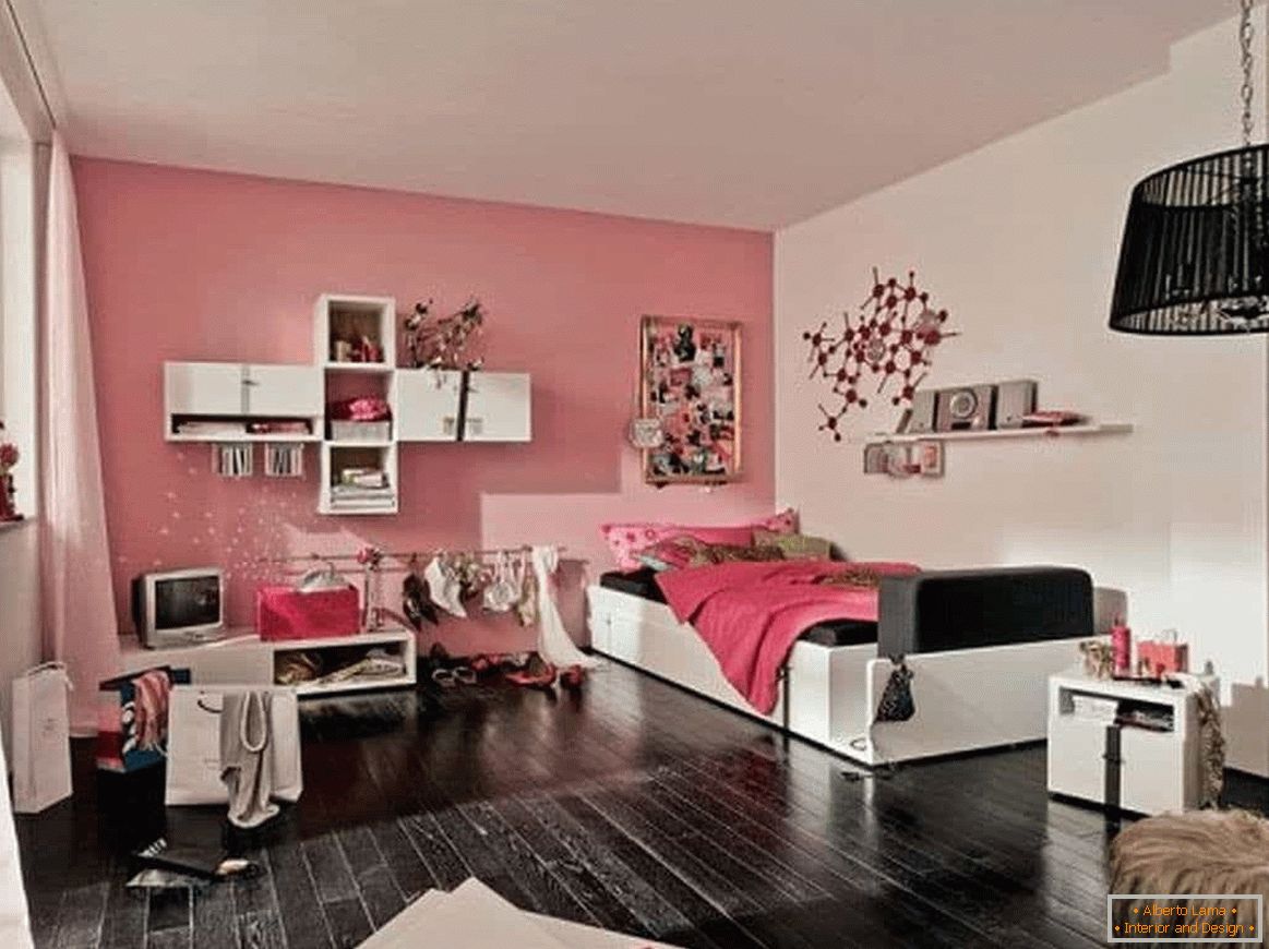 In diesem Entwurf des Raumes hat ein junges Mädchen alles für das Leben: sowohl einen Platz für Dinge und einen Arbeitstisch