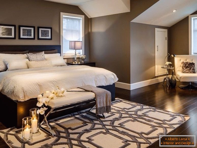 4-romantische-Kerzen-und-Komfort-Bank-in-modernen-Schlafzimmer-Ideen-mit-breiten Eichen-Bett-und-Weiß-Bettdecke