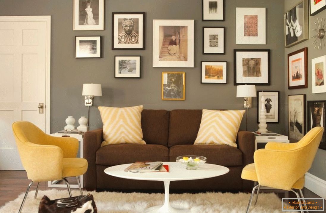 Braunes Sofa und gelbe Sessel