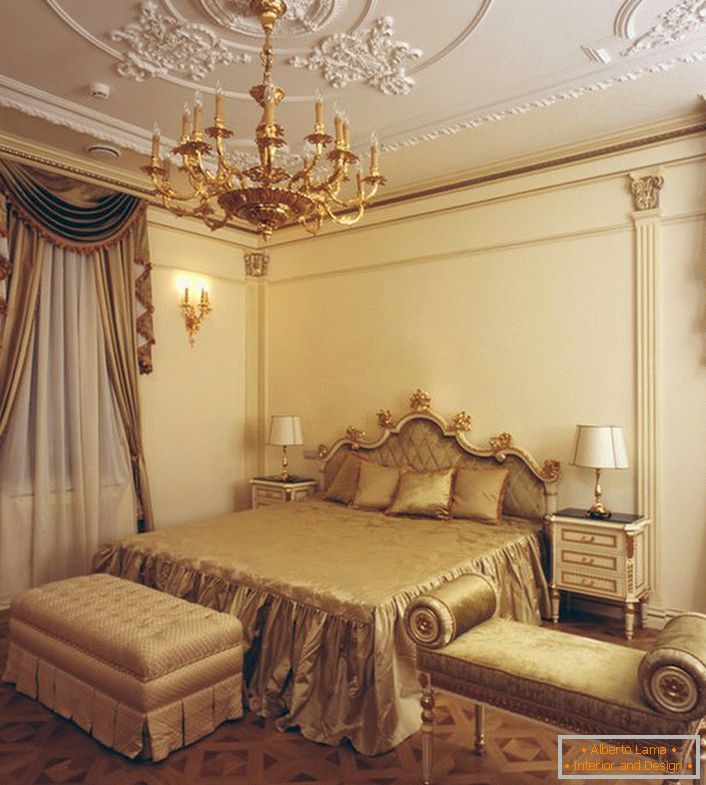 Schlafzimmer im Empire-Stil. Zurückhaltendes Innendesign macht den Raum hell, geräumig und nicht überladen. 
